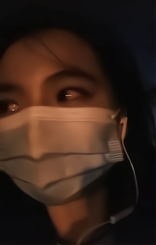 家属在医院外情绪崩溃哭泣现场