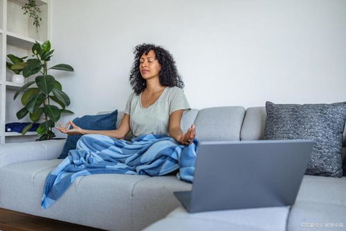 女子在冥想中寻找内心平静