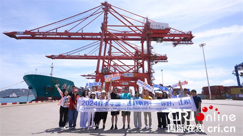 博主在港口拍摄现场工作场景