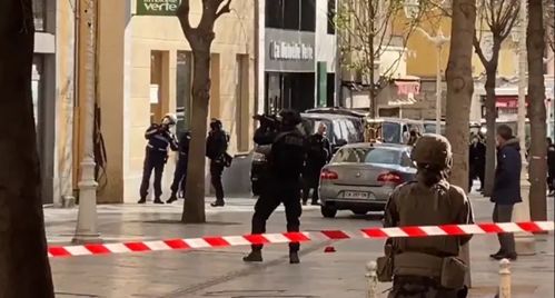 警察在现场封锁区域