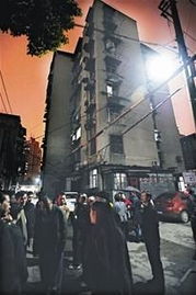 邻居们在楼下议论纷纷