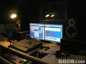 录音棚内音乐人正在讨论编曲细节