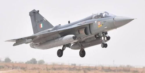 印度坠机幸存者座位紧邻舱门，网友：命大还是选对了位置？