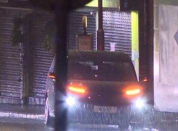 台风天气街道狂风暴雨场景