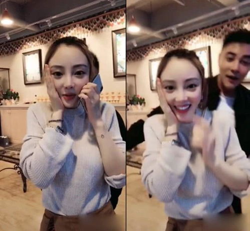 李小璐和甜馨在家中讨论音乐的照片