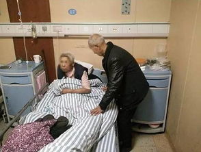 医院病房内的阿尼尔与家人合影