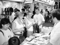 外国游客在杭州丝绸市场选购布料