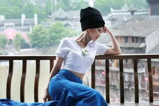 林然坐在窗边写日记