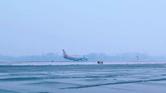 飞机在跑道上准备起飞的场景