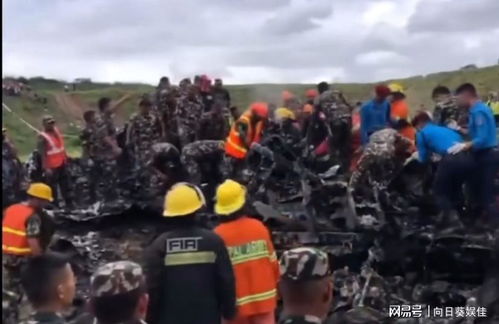空难现场救援画面