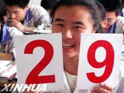 高考倒计时牌与学生复习资料摆放桌上