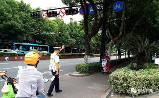 方运舟在桐乡街头行走的照片