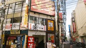 城市街头繁忙的餐厅