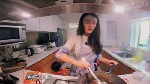 女生在家做饭系围裙