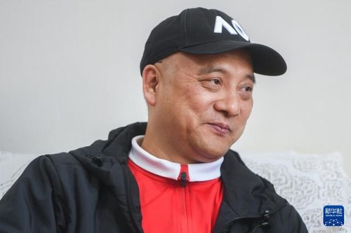 郑钦文微笑挥手