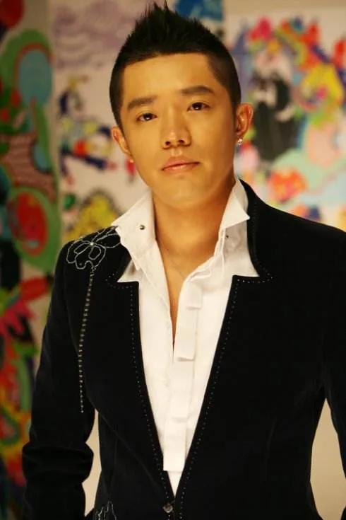 凤凰传奇曾毅戴表风波升级，品牌方紧急回应引爆热议