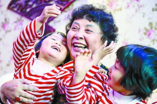 双胞胎女儿与盛海琳一起玩耍