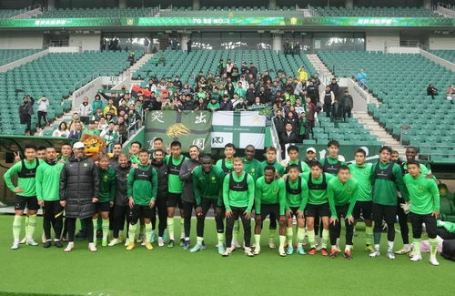 球迷乘坐高铁前往比赛地