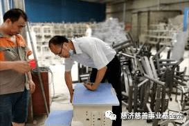 老师和学生们一起搬运荔枝