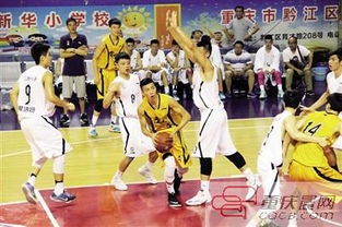 球员在场上奋力拼搏