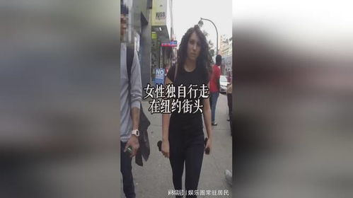 街头女性独自行走