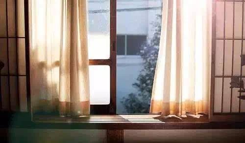 阳光透过窗户照进医院走廊