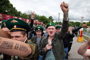 一群飞行爱好者在机场合影