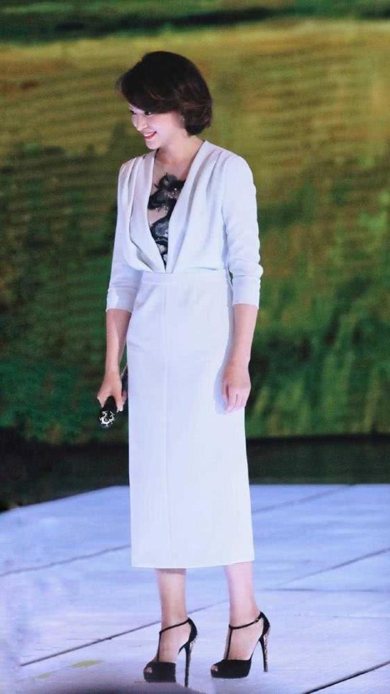 章子怡西装配百褶裙造型