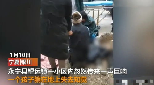 男孩母亲跪地痛哭画面