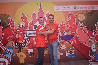 球迷在南京街头吃小龙虾