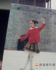 杨幂在片场认真排练