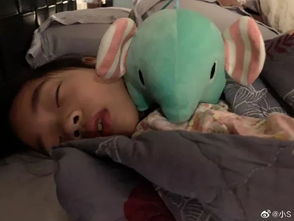 男孩在小船上安然入睡的照片