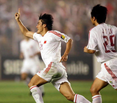 球员李明庆祝进球