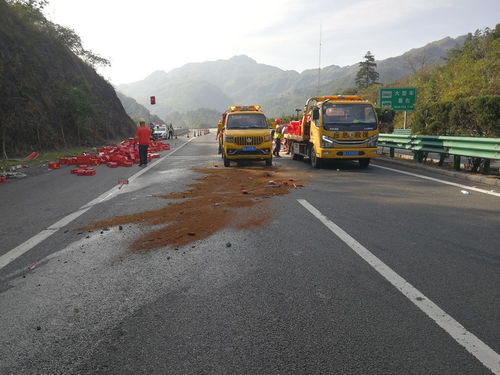 货车高速侧翻现场