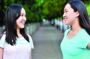 双胞胎姐妹在家中的学习场景