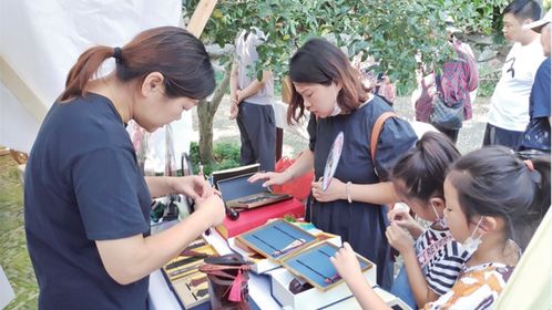 年轻人学习非遗技艺现场