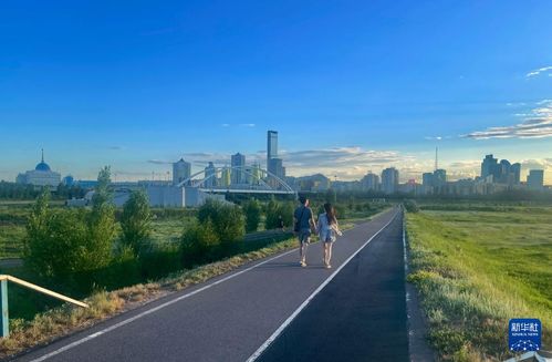 阿斯塔纳公园内一家人散步