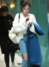 杨幂手拿荔枝机场照