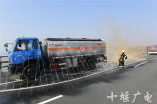 蚌埠环保部门取样检测现场