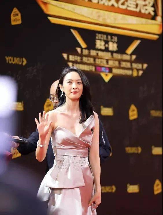 粉丝热情围观红毯