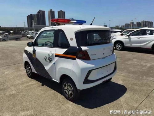 城市夜景下的警察巡逻车