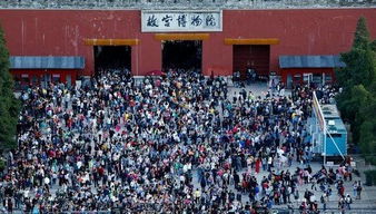 暴雨中的故宫：撑伞排队的游客与这座古老宫殿的别样邂逅