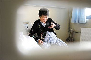 盛海琳与女儿一起散步的温馨画面