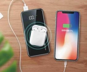 现代办公环境中使用的充电宝特写