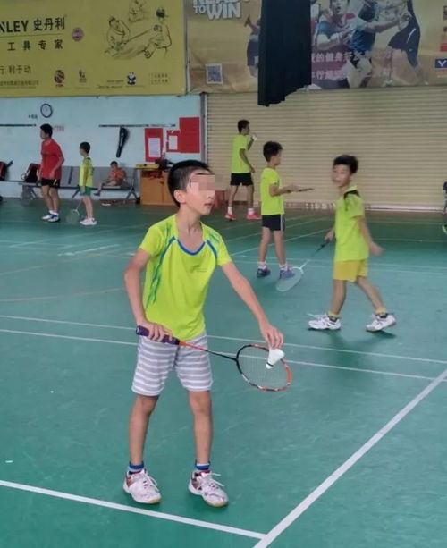 球迷手持手机拍摄天空期待战机出现