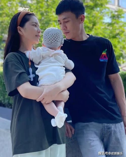 一家三口温馨合影