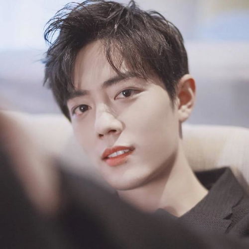 肖战低头沉思坐在钢琴旁