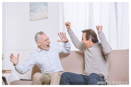 父亲坐在沙发上打盹