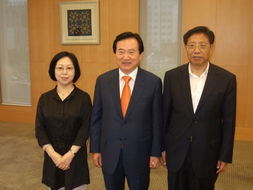 两位外交官在会议中交谈的照片