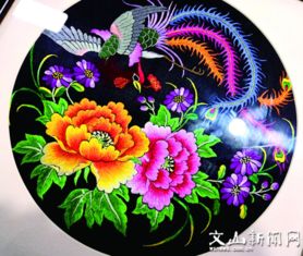 苏绣艺人正在刺绣过程